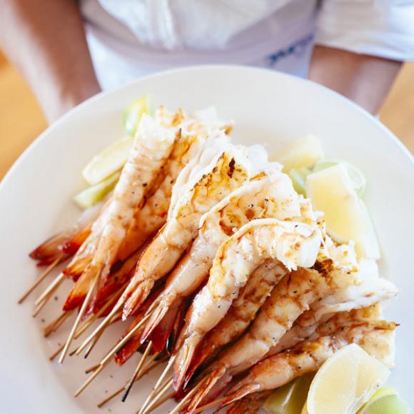  / Barbeque prawn skewers with lemon and lime